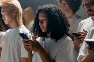 Giovani e futuro: come la nuova generazione affronta il caro bollette